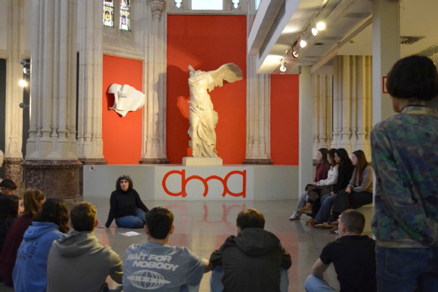 Figura 1 Desarrollo de la segunda parte de la propuesta, dirigida por Itziar Martija, técnica de educación del MRB. Museo de Reproducciones de Bilbao